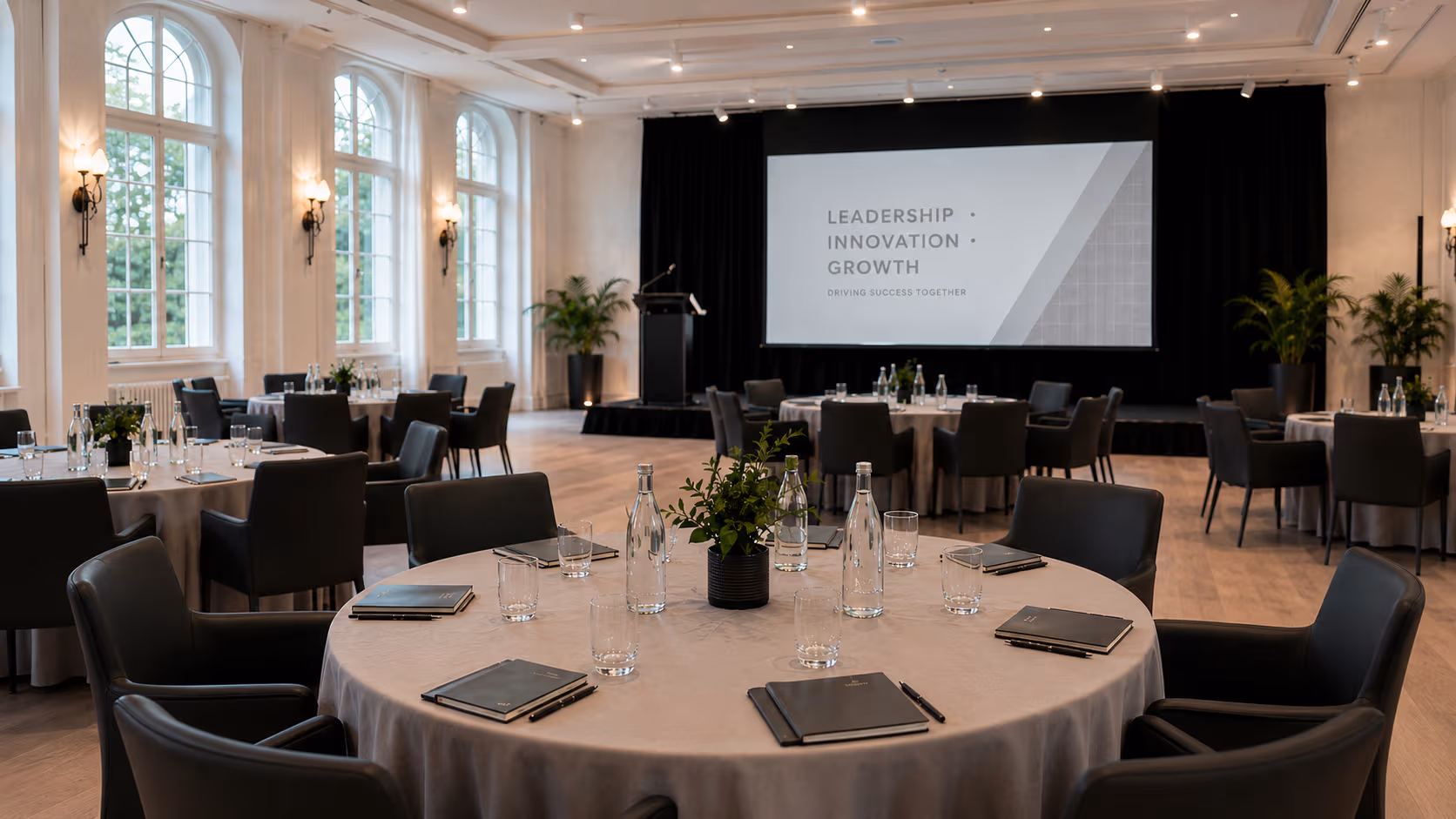 Firmenveranstaltung mit Bar, Empfang und professioneller Atmosphäre