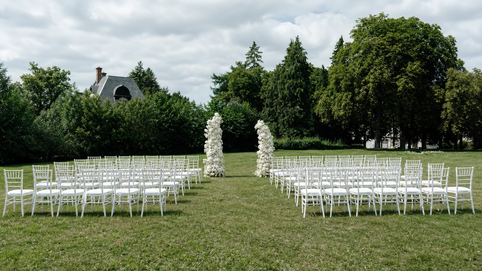 Außenbereich der Aura Eventlocation mit weißer Bestuhlung für eine freie Trauung