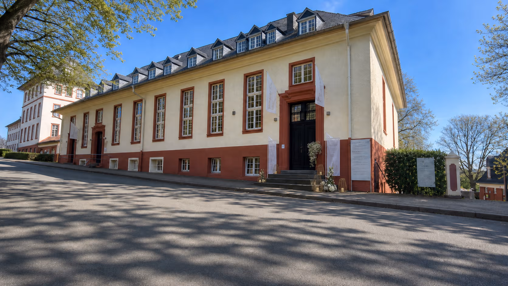 Historischer Eingang der Aura Eventlocation in Wetzlar mit Willkommensdekoration