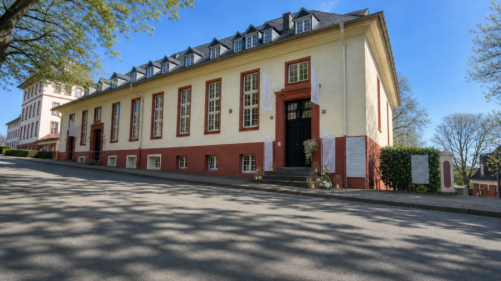 Historischer Eingang der Aura Eventlocation in Wetzlar mit Willkommensdekoration