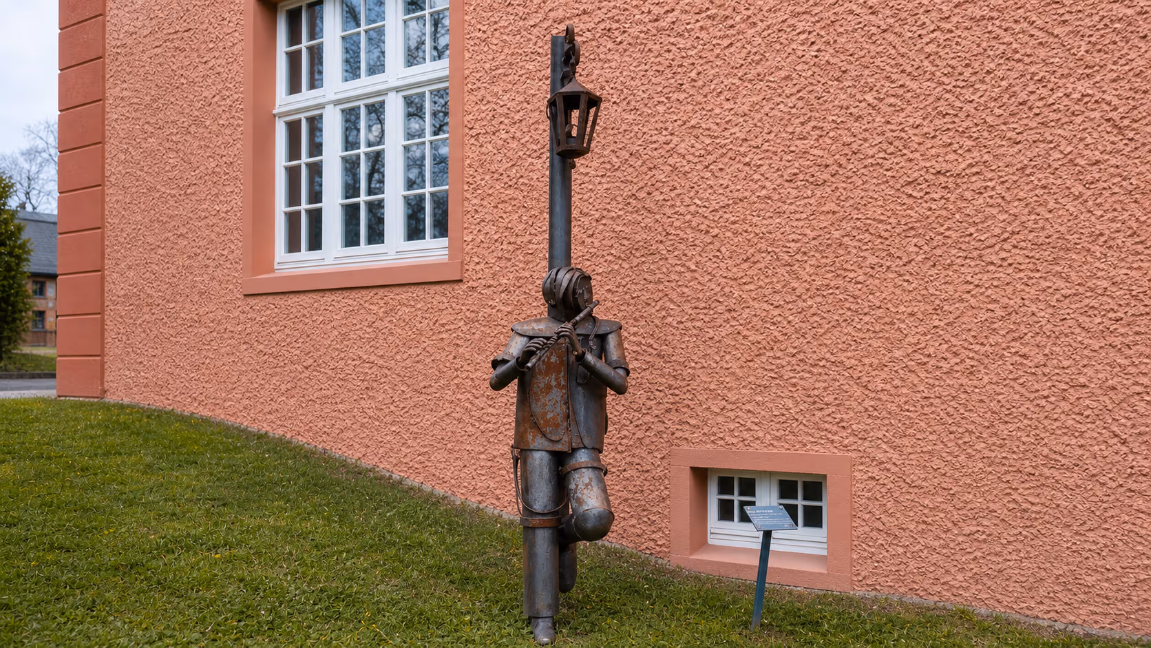 Metallkunstfigur im Außenbereich der Aura Eventlocation