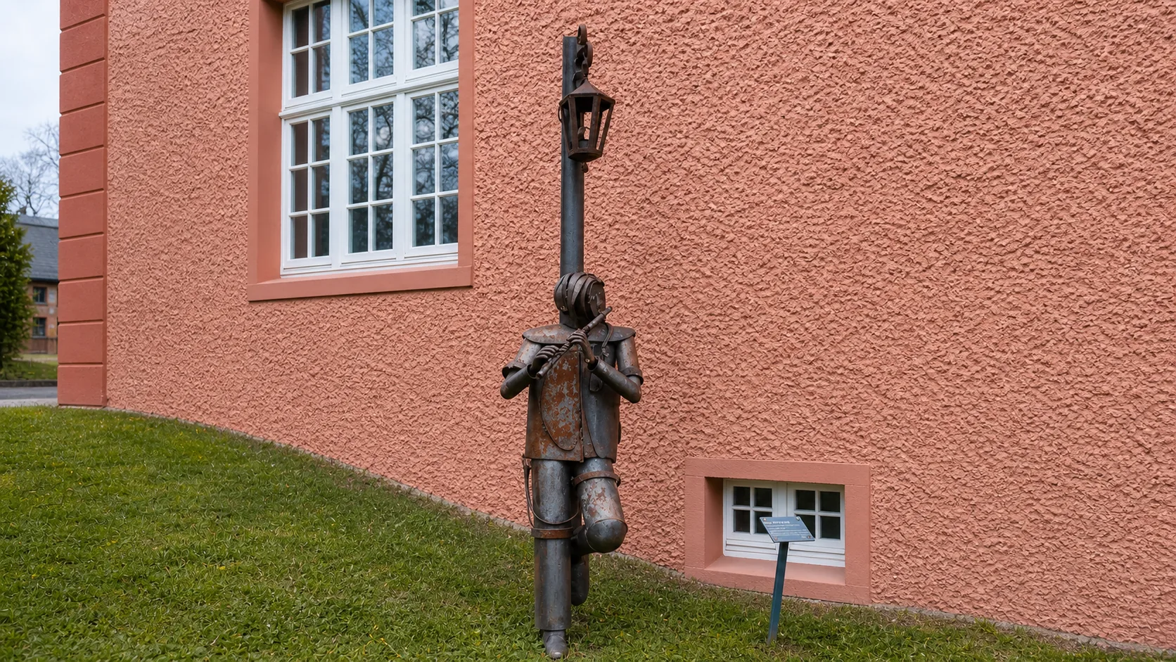 Metallkunstfigur im Außenbereich der Aura Eventlocation
